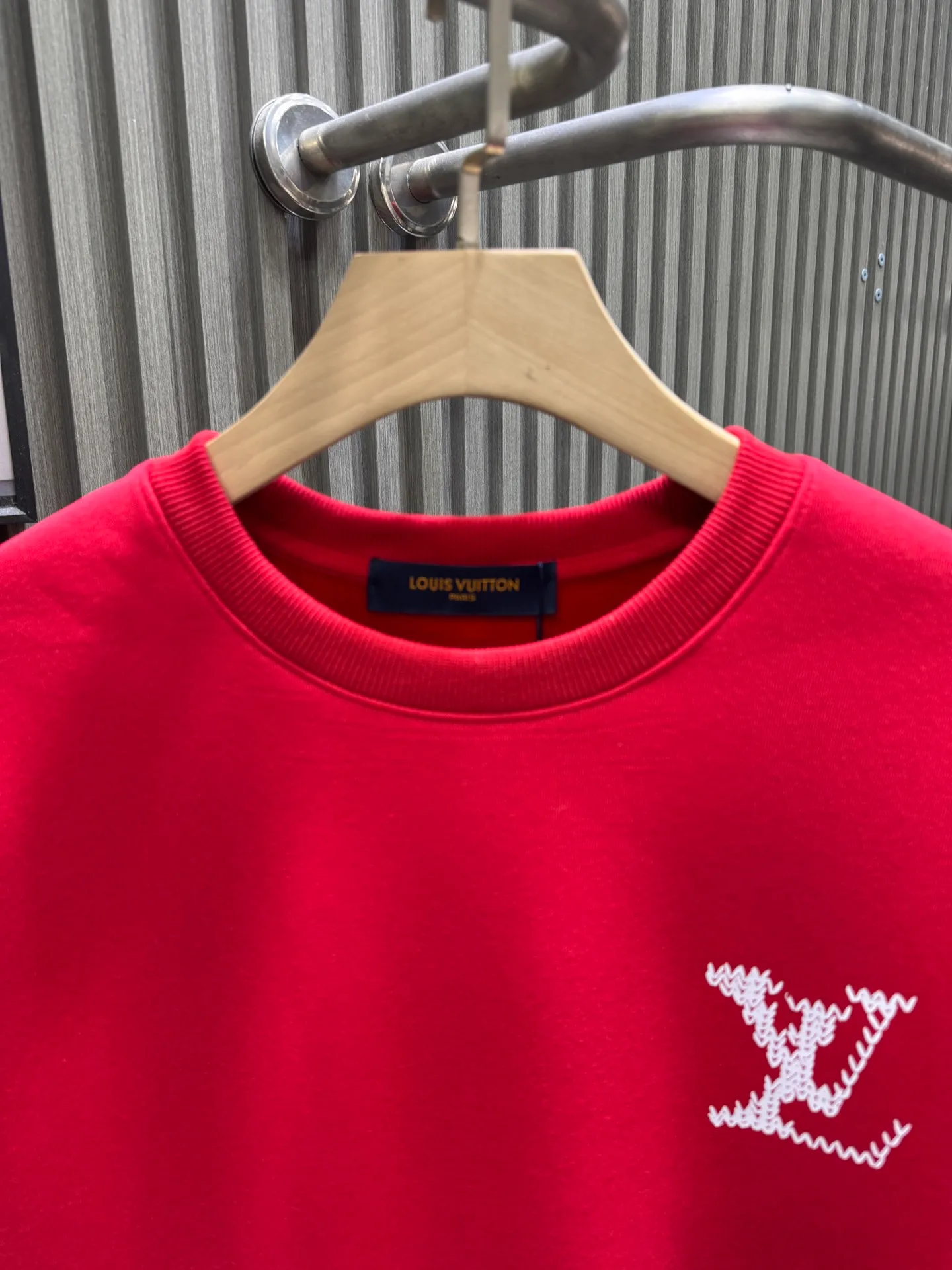 🅿️250 🀄️ Louis Vuitton Louis Vuitton 2025 Autumn and Winter 🆕Vu*tt*n Marque L printed identification pullover sweatshirt 400g pure cotton ➕ silver fox velvet Made of soft cotton fabric, comfortable and breathable "MARQUE L.VUITTON DEPOSEE" printing on the front, simple and elegant, full of brand sense, loose round neck design It's OK to wear alone or layered in spring and autumn. The gray color is versatile and very fashionable when paired or matched. It belongs to the V SS26 series. It is practical and has a sense of design. It is a must-have item for luxury casual wear. A new concept that breaks out of the cocoon. Streamlined fashion. Luxurious quality achieves the status of high fashion.